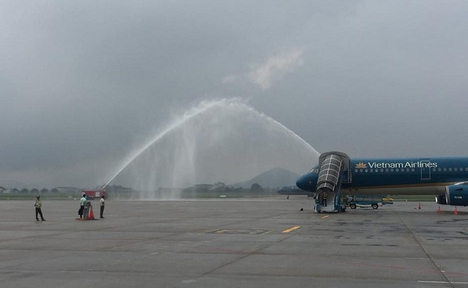 Vì sao 2 xe cứu hỏa phun vòi rồng cực mạnh khi máy bay chở U23 Việt Nam hạ cánh? - 1