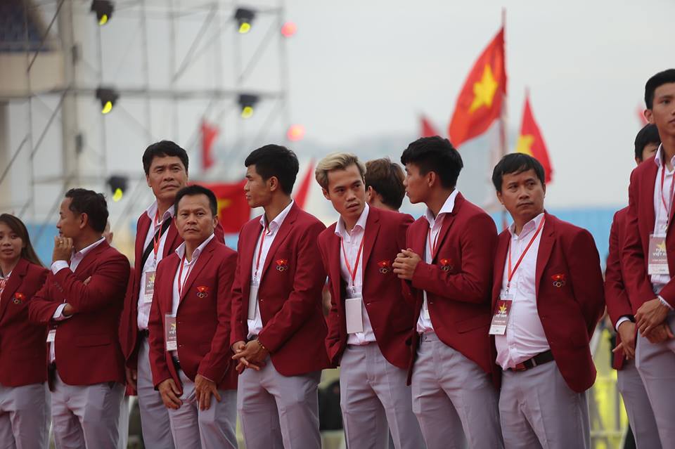 Hành động cực dễ thương của Công Phượng, Đức Chinh tại &#34;chảo lửa&#34; Mỹ Đình - 7
