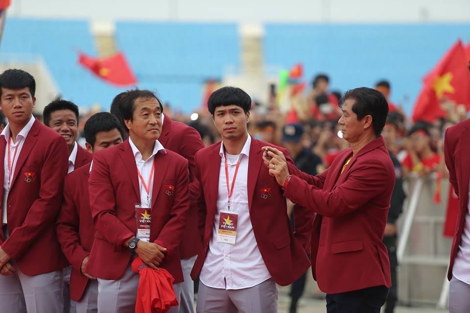 Hành động cực dễ thương của Công Phượng, Đức Chinh tại &#34;chảo lửa&#34; Mỹ Đình - 6