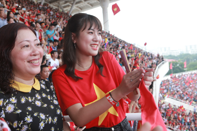 Đốt pháo sáng trước sân Mỹ Đình, CĐV bắt đầu "đi bão" - 12