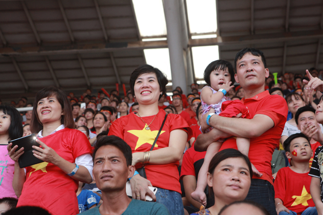 Đốt pháo sáng trước sân Mỹ Đình, CĐV bắt đầu "đi bão" - 10