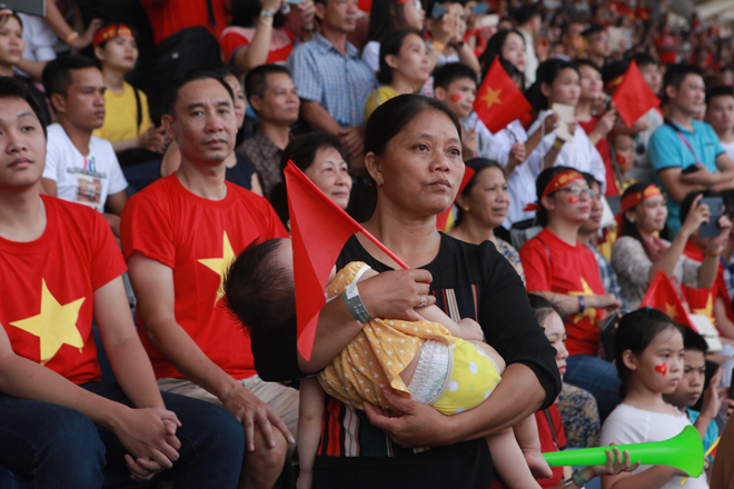 Đốt pháo sáng trước sân Mỹ Đình, CĐV bắt đầu "đi bão" - 11