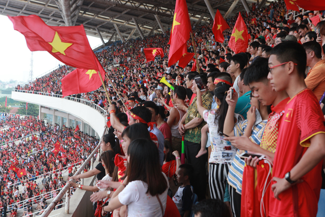 Đốt pháo sáng trước sân Mỹ Đình, CĐV bắt đầu "đi bão" - 9