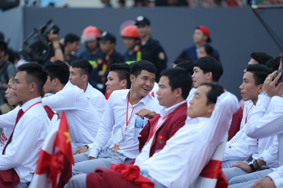 Hành động cực dễ thương của Công Phượng, Đức Chinh tại &#34;chảo lửa&#34; Mỹ Đình - 15