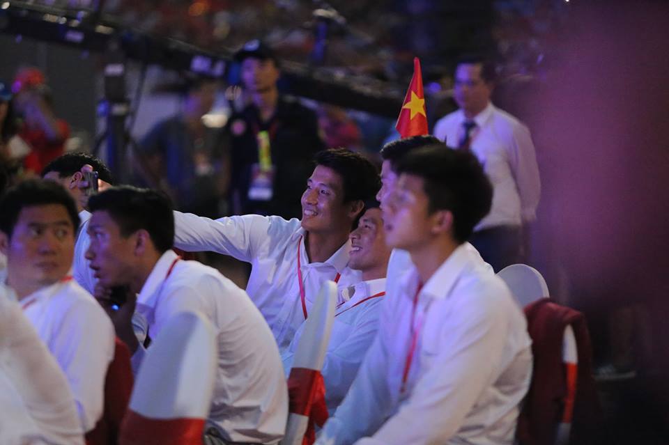 Hành động cực dễ thương của Công Phượng, Đức Chinh tại &#34;chảo lửa&#34; Mỹ Đình - 19