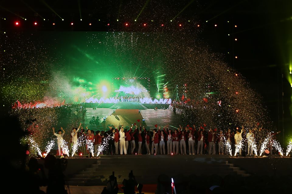 Đốt pháo sáng trước sân Mỹ Đình, CĐV bắt đầu "đi bão" - 1