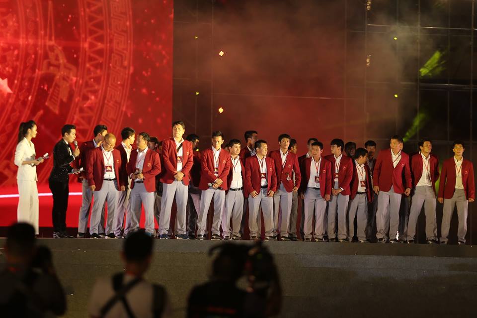 Đốt pháo sáng trước sân Mỹ Đình, CĐV bắt đầu "đi bão" - 2