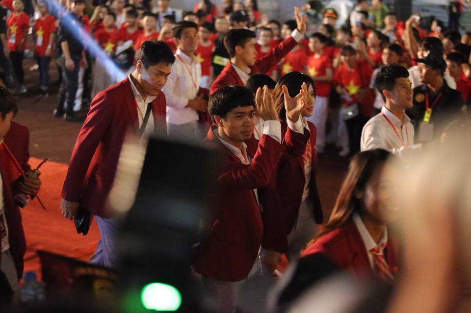 Đốt pháo sáng trước sân Mỹ Đình, CĐV bắt đầu "đi bão" - 3