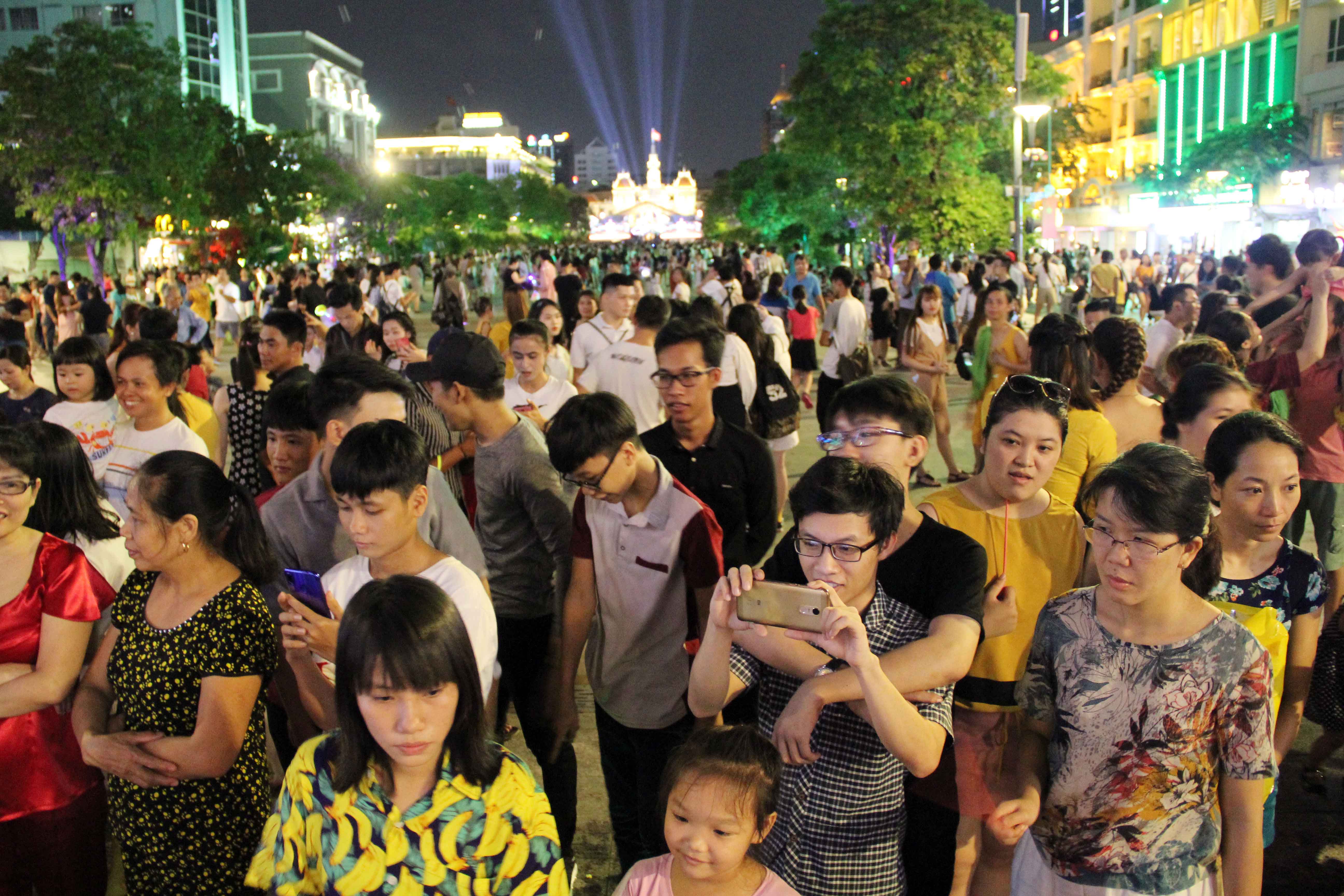 Ngàn người đổ về trung tâm Sài Gòn chờ xem pháo hoa mừng Tết độc lập - 1