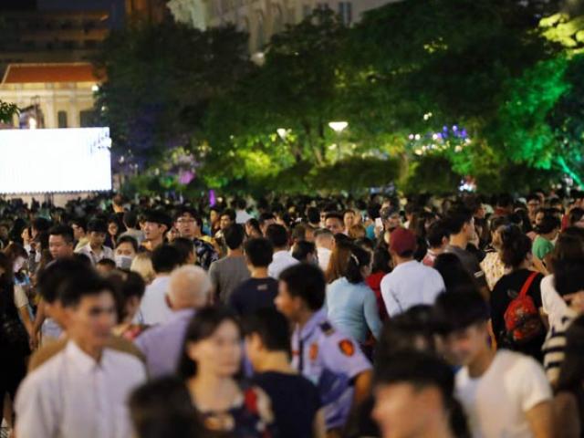 Ngàn người đổ về trung tâm Sài Gòn chờ xem pháo hoa mừng Tết độc lập
