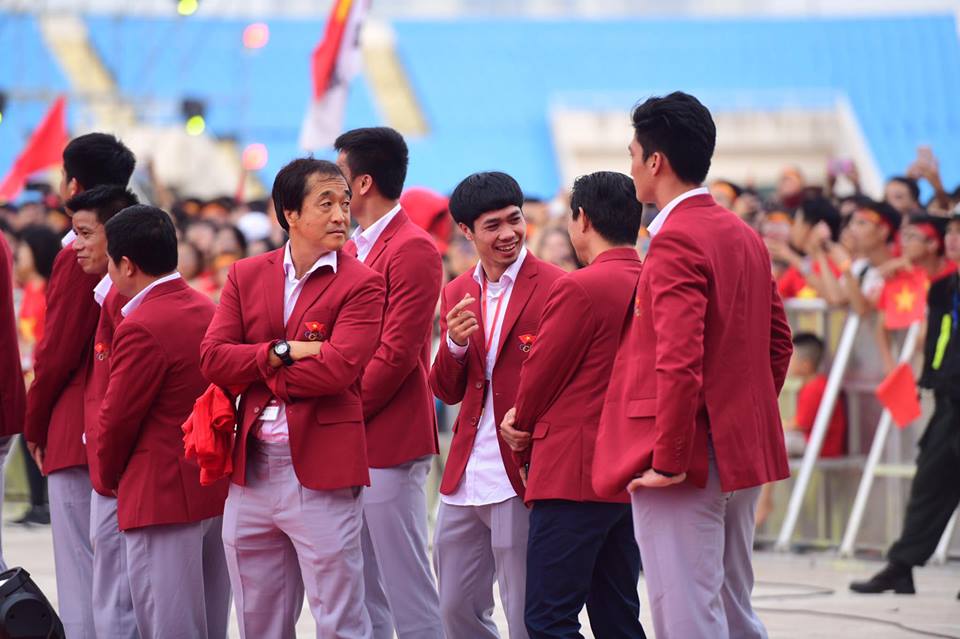Hành động cực dễ thương của Công Phượng, Đức Chinh tại &#34;chảo lửa&#34; Mỹ Đình - 10