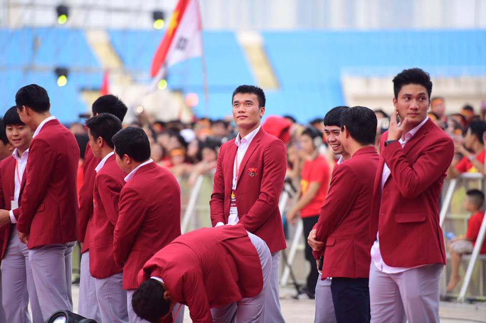 Hành động cực dễ thương của Công Phượng, Đức Chinh tại &#34;chảo lửa&#34; Mỹ Đình - 13