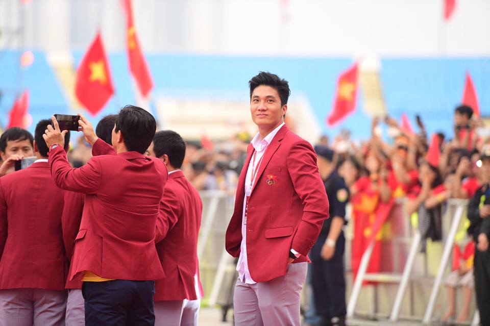 Hành động cực dễ thương của Công Phượng, Đức Chinh tại &#34;chảo lửa&#34; Mỹ Đình - 12