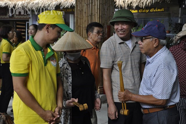 Quảng Ninh: Chợ bán gà cảnh, thiên nga đen và vô số đồ cũ rích - 2