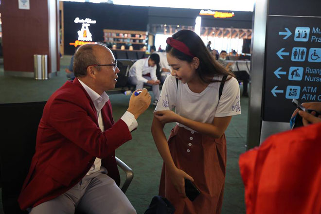 U23 Việt Nam, đoàn thể thao VN về nước: Thầy trò Park Hang Seo đã đến Mỹ Đình - 7