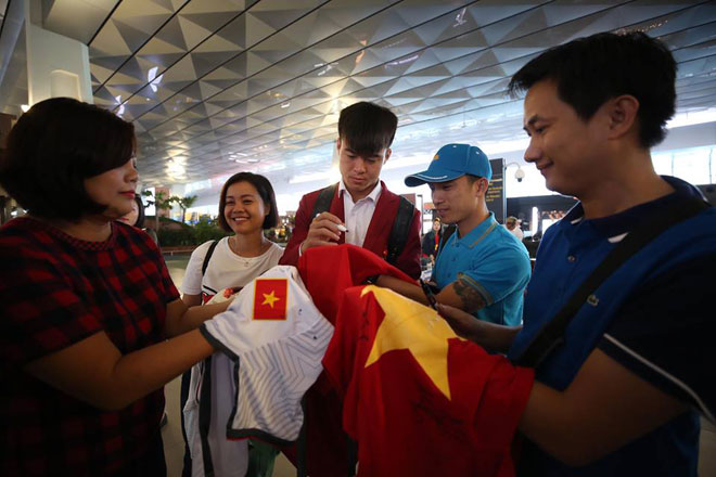 U23 Việt Nam, đoàn thể thao VN về nước: Thầy trò Park Hang Seo đã đến Mỹ Đình - 5
