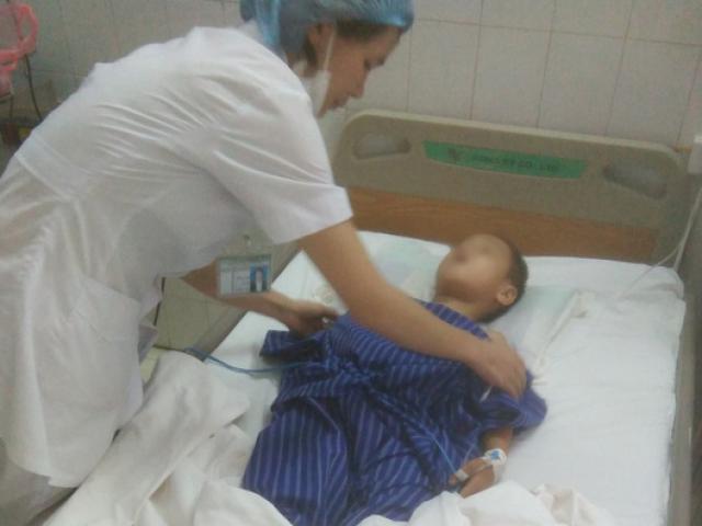 Pháp luật - Say rượu, bố đẻ chém con trai 7 tuổi nhiều nhát