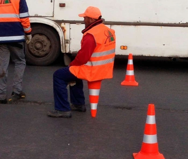 Để tôi ngồi đây cảnh báo máy ra người ta thấy.