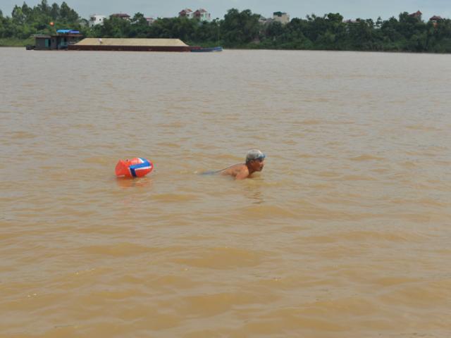 Tin tức trong ngày - Cụ ông 84 tuổi, 25 năm bơi vượt sông Hồng