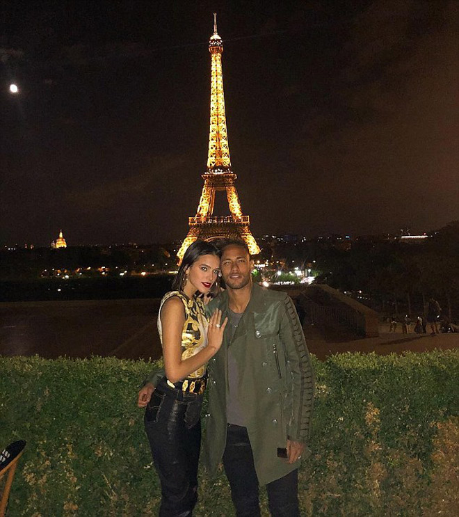 Bạn gái Neymar luống cuống vì váy xẻ cao đến &#34;thót tim&#34; - 9