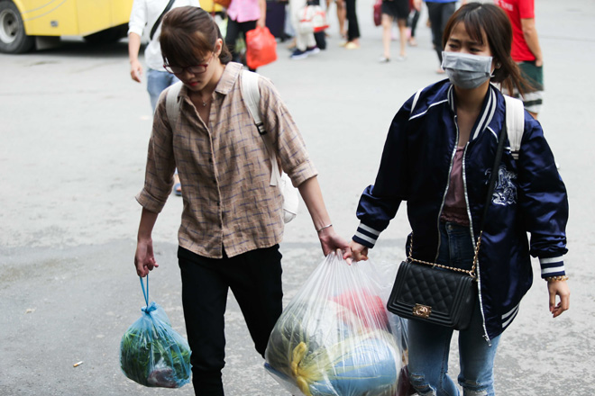 Sau kỳ nghỉ lễ, người dân mang cả "siêu thị” từ nhà lên thành phố - 4