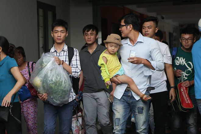 Sau kỳ nghỉ lễ, người dân mang cả "siêu thị” từ nhà lên thành phố - 3