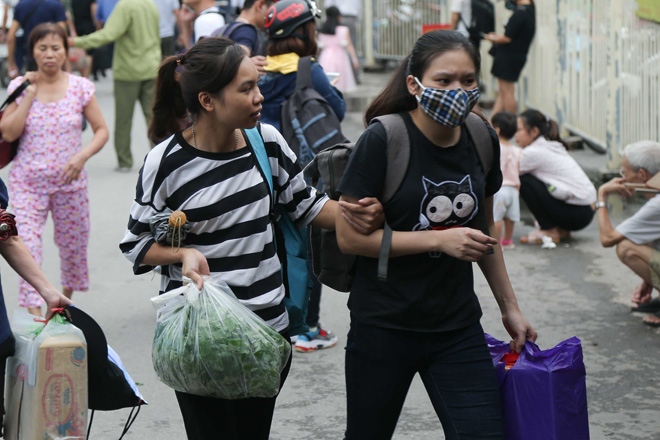 Sau kỳ nghỉ lễ, người dân mang cả "siêu thị” từ nhà lên thành phố - 5