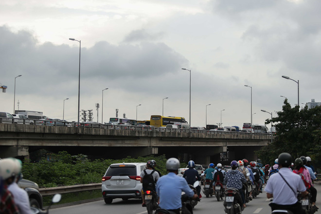 Sau kỳ nghỉ lễ, người dân mang cả "siêu thị” từ nhà lên thành phố - 1