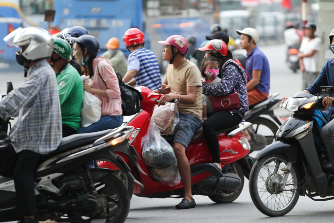 Sau kỳ nghỉ lễ, người dân mang cả "siêu thị” từ nhà lên thành phố - 2