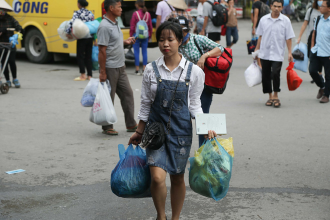 Sau kỳ nghỉ lễ, người dân mang cả "siêu thị” từ nhà lên thành phố - 10