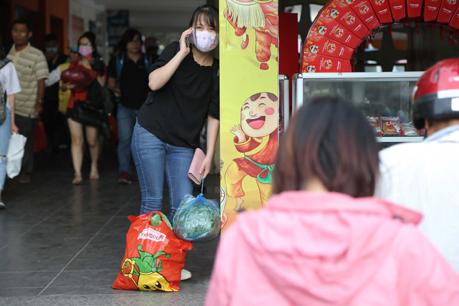 Sau kỳ nghỉ lễ, người dân mang cả "siêu thị” từ nhà lên thành phố - 7