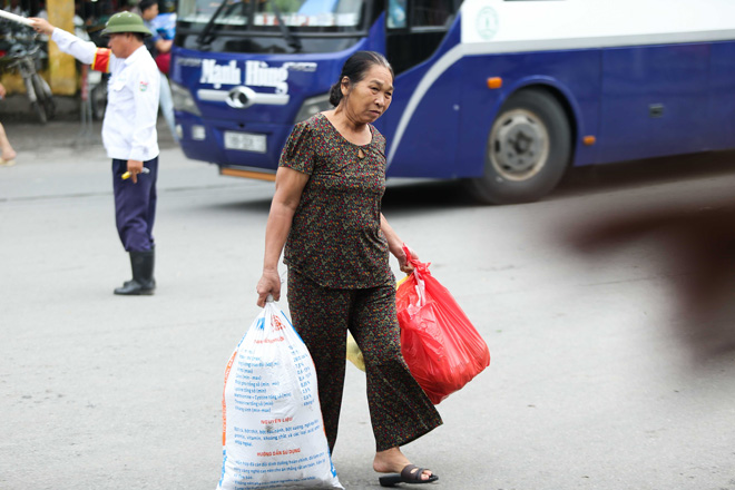 Sau kỳ nghỉ lễ, người dân mang cả "siêu thị” từ nhà lên thành phố - 8