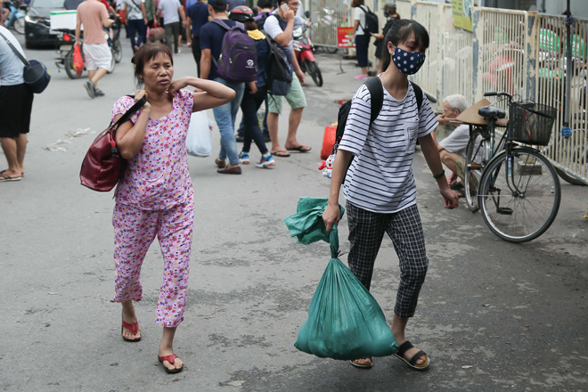 Sau kỳ nghỉ lễ, người dân mang cả "siêu thị” từ nhà lên thành phố - 9