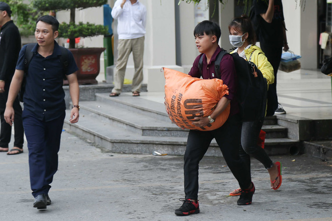 Sau kỳ nghỉ lễ, người dân mang cả "siêu thị” từ nhà lên thành phố - 11