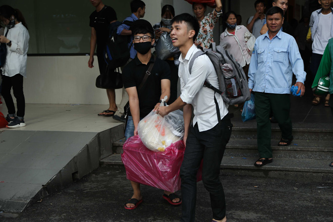 Sau kỳ nghỉ lễ, người dân mang cả "siêu thị” từ nhà lên thành phố - 12