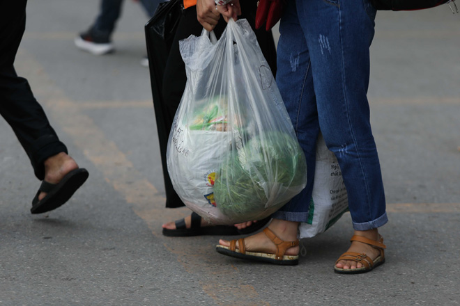 Sau kỳ nghỉ lễ, người dân mang cả "siêu thị” từ nhà lên thành phố - 13