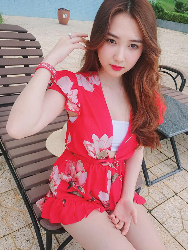 Nhiều cư dân mạng vào đặt câu hỏi nghi vấn chuyện tình cảm của cô nàng với Bùi Tiến Dũng nhưng không nhận được câu trả lời.