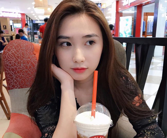 Cô được khen ngợi có gương mặt xinh đẹp như búp bê.