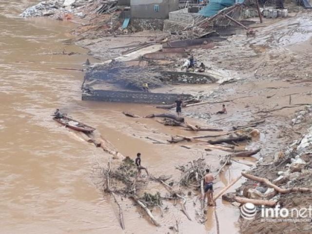 Tin tức trong ngày - Thanh Hóa: Thót tim trước cảnh người dân đổ xô đi vớt củi giữa dòng nước dữ