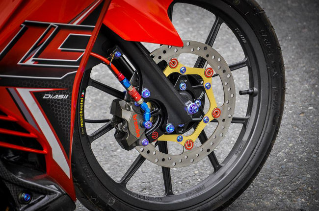 Phanh đĩa brembo trước.