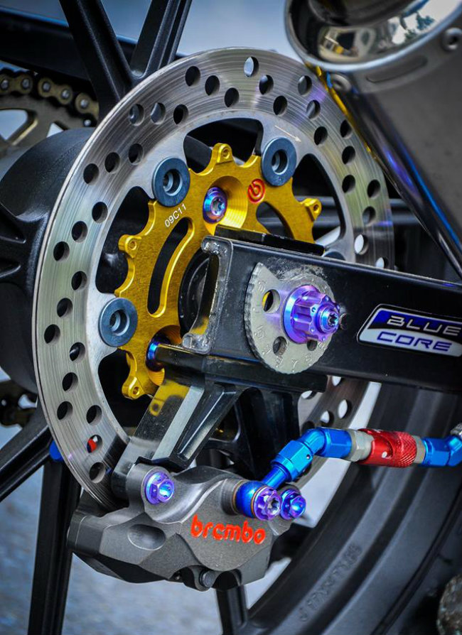 Phanh đĩa brembo phía sau.