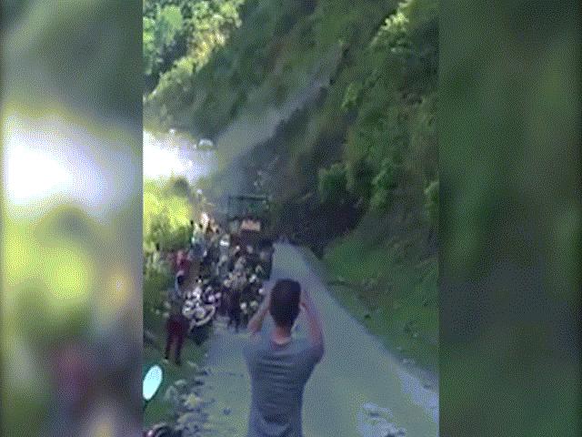 Tin tức trong ngày - Lở núi, hàng trăm khối đất đá sụp trước mặt, người dân vẫn đứng quay clip