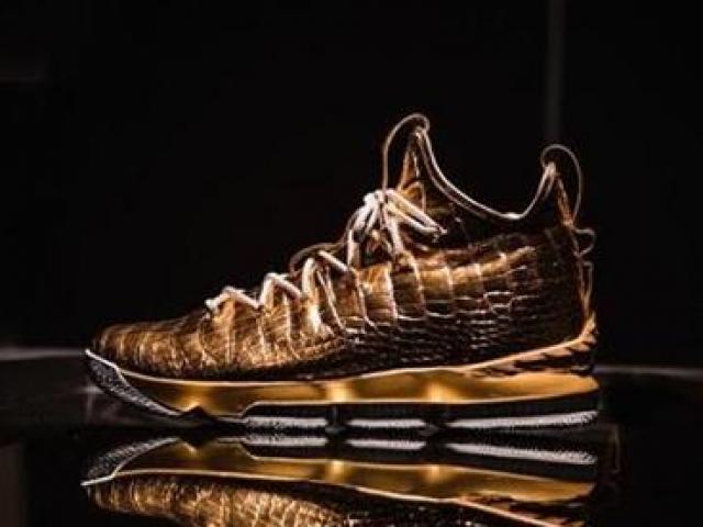 Thị trường - Tiêu dùng - Giày thể thao tiền tỷ gây sốt nhờ "combo" da cá sấu và dát vàng