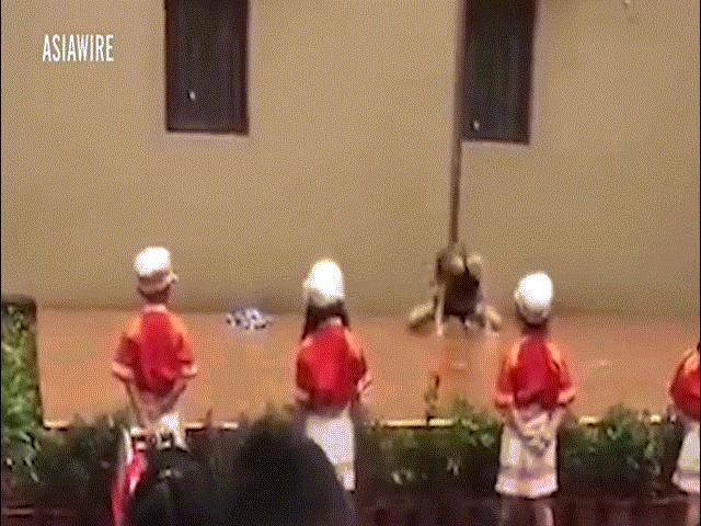 Phi thường - kỳ quặc - Trố mắt vì màn vũ công nữ múa cột trong lễ khai giảng trường mầm non