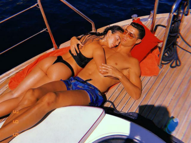 Bóng đá - Ronaldo tịt ngòi 3 trận, bạn gái xinh giúp "giải hạn" trên du thuyền