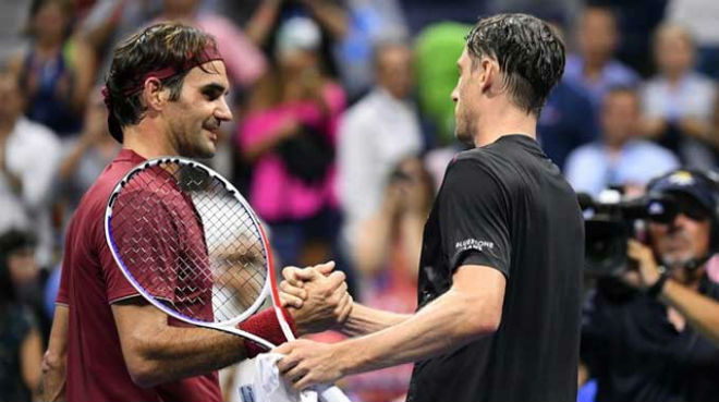 US Open: Federer đổ tại thua sốc vì “ông trời”, lo thay cho Djokovic - 1