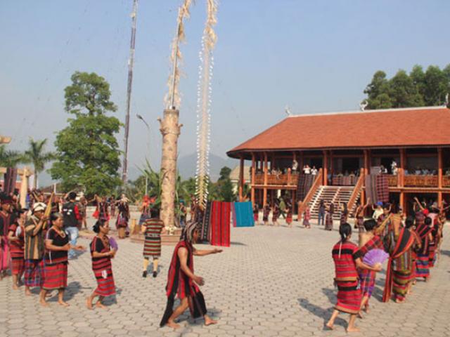 Tin tức trong ngày - Xã nghèo bắt dân nộp tiền tổ chức lễ hội đâm trâu