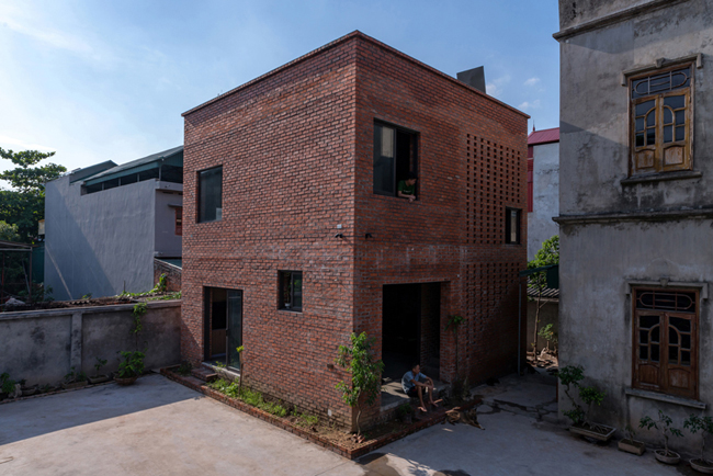 Đây là căn nhà ở Mạo Khê, Quảng Ninh. Mới đây, tạp chí kiến trúc uy tín của Mỹ ArchDaily vừa đăng tải và dành lời khen ngợi cho công trình “rất Việt Nam” này.