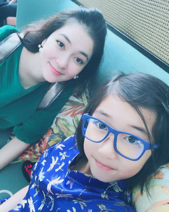 Cô chia sẻ ảnh chụp với con gái để chứng minh cằm lẹm là gen di truyền.
