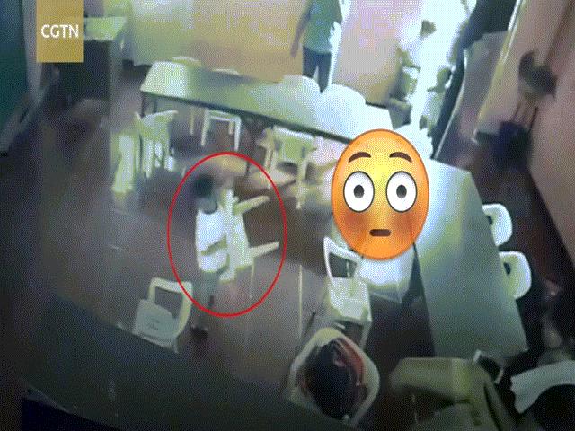 Giáo dục - du học - Chết cười với cậu bé ngủ gật trong lớp, tỉnh dậy đeo... ghế ra về